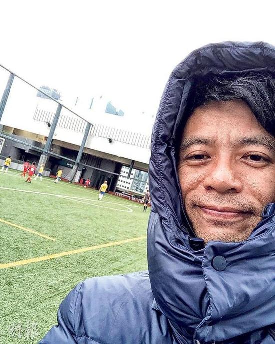 李克勤获奖后晒自拍照 满脸胡须暗疮显憔悴疲倦
